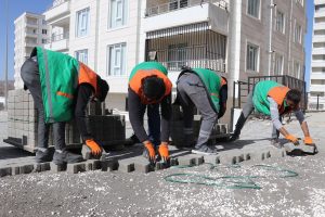 KARAKÖPRÜ’DE YOLLAR KİLİTLİ PARKEYLE DÖŞENİYOR