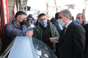 BAŞKAN BEYAZGÜL, ESNAF VE VATANDAŞLA BİR ARAYA GELMEYE DEVAM EDİYOR