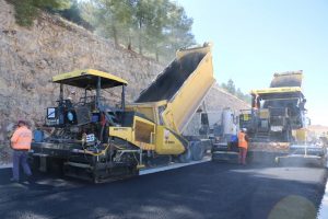 YENİ AÇILAN YOLLARDA ASFALTLAMA ÇALIŞMALARI DEVAM EDİYOR