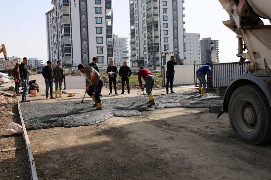  Yeni yerleşim alanlarında beton yol çalışmaları