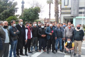 EYYUBİYE’DE BULUNAN SANAYİ ESNAFI BÜYÜKŞEHİR ÖNÜNDE TOPLANDI