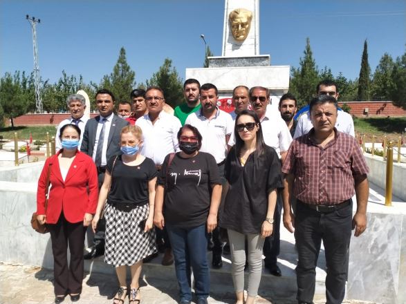  CHP Şanlıurfa İl Başkanlığı Atatürk Anıtına Çelenk Sunma Programı Düzenledi