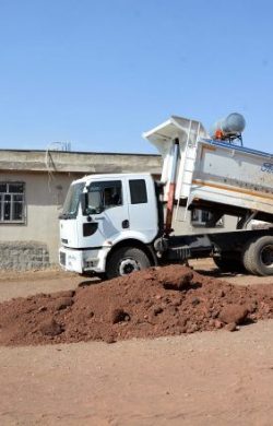 Siverek’in kırsal mahallelerinde yol yapım çalışması sürüyor