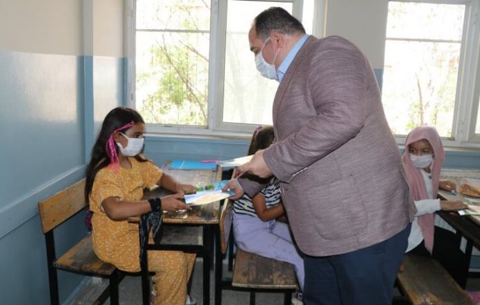 BAŞKAN EKİNCİ, EĞİTİM ÖĞRETİMİN İLK GÜNÜ ÖĞRENCİLERİ YALNIZ BIRAKMADI