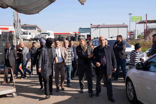 Başkan Ayşe Çakmak, hal pazarı esnafını ve vatandaşları ziyaret etti