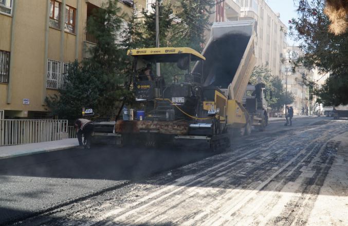 HALİLİYE BELEDİYESİNDEN 2 MAHALLEDE ASFALT ATAĞI