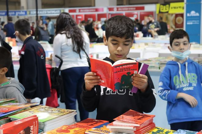 KİTAP FUARINDA YAZARLARIN SÖYLEŞİLERİ BÜYÜK İLGİ GÖRDÜ