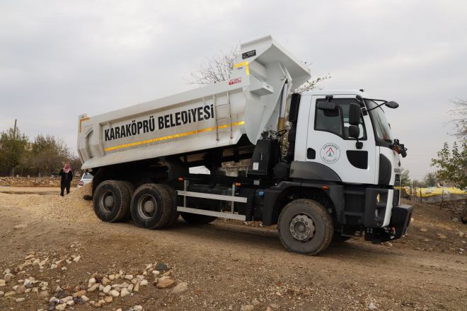 KARAKÖPRÜ KIRSALINDA KÖY İÇİ YOLLAR ÇAMURDAN KURTARILIYOR