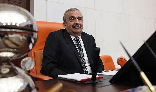  Sırrı Süreyya Önder Kalp Krizi Geçirdi: 12 Saatlik Ameliyatla Yaşama Tutundu