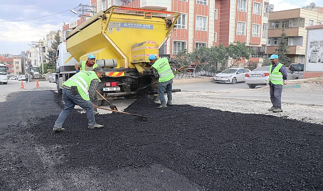  Haliliye’de Yollar Sıcak Asfaltla Yenileniyor