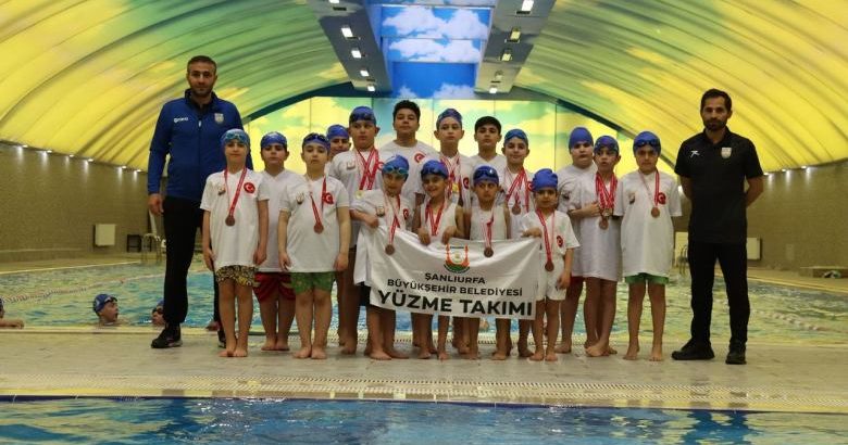  Şanlıurfa’da minik yüzücülerden 24 madalya