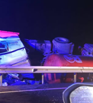 Şanlıurfa’da yakıt yüklü tır devrildi: Sürücü hayatını kaybetti