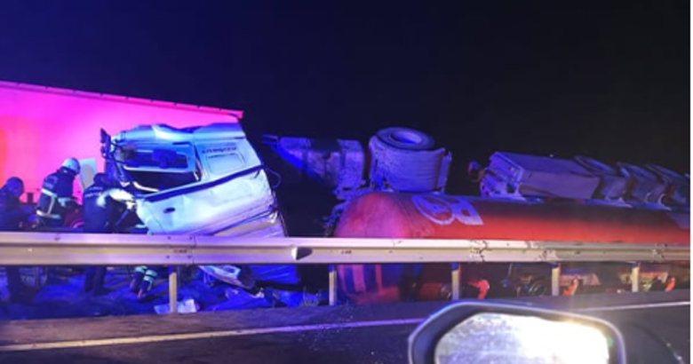  Şanlıurfa’da yakıt yüklü tır devrildi: Sürücü hayatını kaybetti