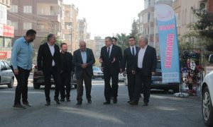 BAŞKAN BEYAZGÜL, ESNAFLA BİR ARAYA GELİP YOL ÇALIŞMASINI İNCELEDİ