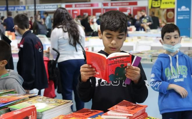  KİTAP FUARINDA YAZARLARIN SÖYLEŞİLERİ BÜYÜK İLGİ GÖRDÜ