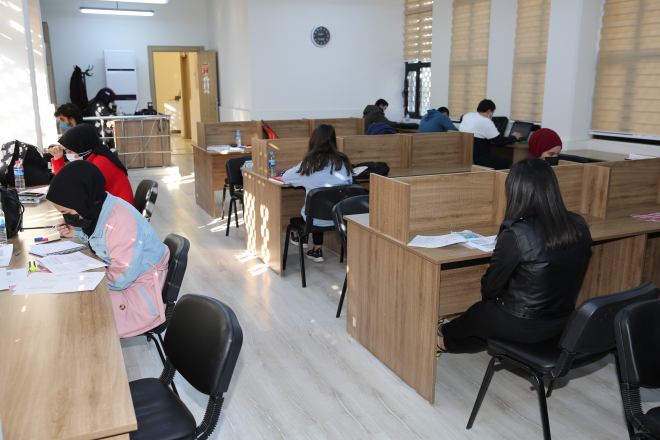 ÖĞRENCİLER SINAVLARA KARAKÖPRÜ BELEDİYESİ OKUMA SALONLARINDA HAZIRLANIYOR
