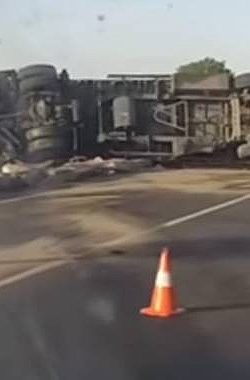 Hilvan’da Kontrolden Çıkan TIR Devrildi! Sürücü Yaralandı