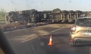 Hilvan’da Kontrolden Çıkan TIR Devrildi! Sürücü Yaralandı