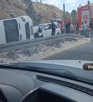Şanlıurfa’da Servis Aracı ile Otomobil Çarpıştı: Yol Trafiğe Kapandı