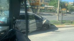 Urfa’da Trafik Kazası: Araç Orta Refüje Çıktı