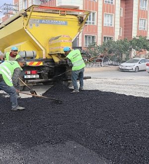 Haliliye’de Yollar Sıcak Asfaltla Yenileniyor