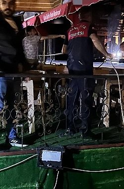 Şanlıurfa’da Faciadan Dönüldü: Halatı Kopan Yüzen Restoran Fırat Sularında Sürüklendi