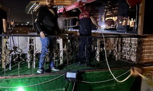 Şanlıurfa’da Faciadan Dönüldü: Halatı Kopan Yüzen Restoran Fırat Sularında Sürüklendi