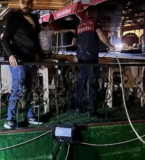 Şanlıurfa’da Faciadan Dönüldü: Halatı Kopan Yüzen Restoran Fırat Sularında Sürüklendi