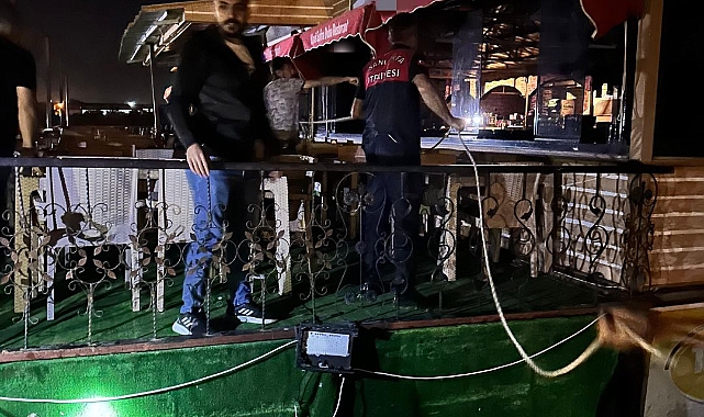 Şanlıurfa’da Faciadan Dönüldü: Halatı Kopan Yüzen Restoran Fırat Sularında Sürüklendi