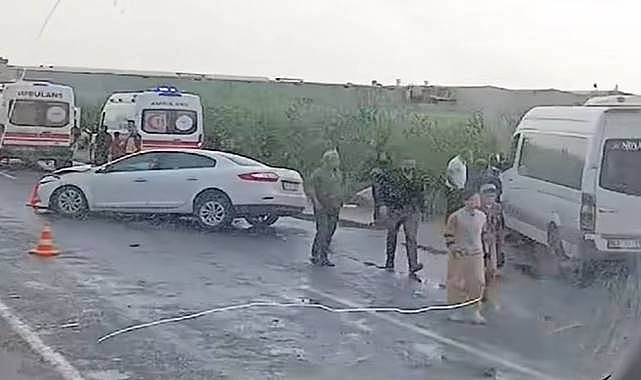  Şanlıurfa’da Minibüs İle Otomobil Çarpıştı! Çok Sayıda Yaralı Var