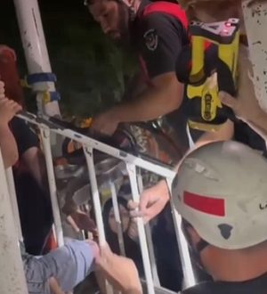 Şanlıurfa’da Parkta Mahsur Kalan Çocuk İtfaiye Tarafından Kurtarıldı