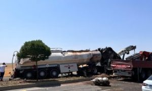 Hilvan’da Tır Devrildi: Sürücü Yaralandı