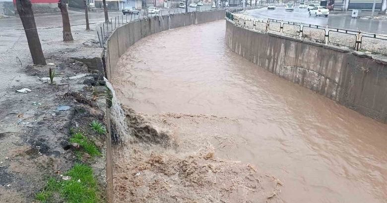  Şanlıurfa’da sağanak yağış etkili oluyor