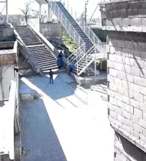 Okul önünde şok olay! Çocukları harçlıkla kandırdı