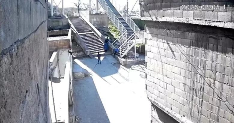  Okul önünde şok olay! Çocukları harçlıkla kandırdı