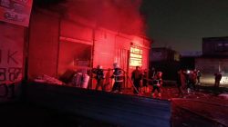 Hurdacı deposunda çıkan yangına 5 itfaiye aracıyla 14 er müdahale etti