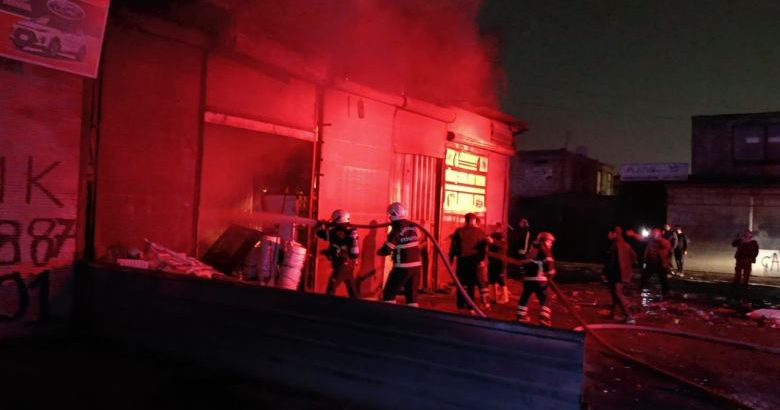 Hurdacı deposunda çıkan yangına 5 itfaiye aracıyla 14 er müdahale etti