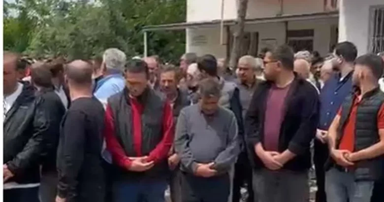  Mevlüt Bacaksız’ın cenazesinde saygızılık