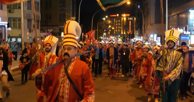  Gençlik ve Spor Bayramı coşkusu dün gece düzenlenen kortej yürüyüşüyle başladı