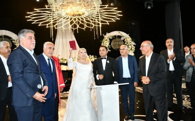  Şanlıurfa’da Muhteşem Düğün: CHP’li Eski Başkan İbrahim Halil Alagöz Görkemli Bir Törenle Dünya evine girdi